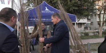 Cemil Tugay, Beydağ’da üreticilere fidan dağıttı, vatandaşlarla iftar yaptı